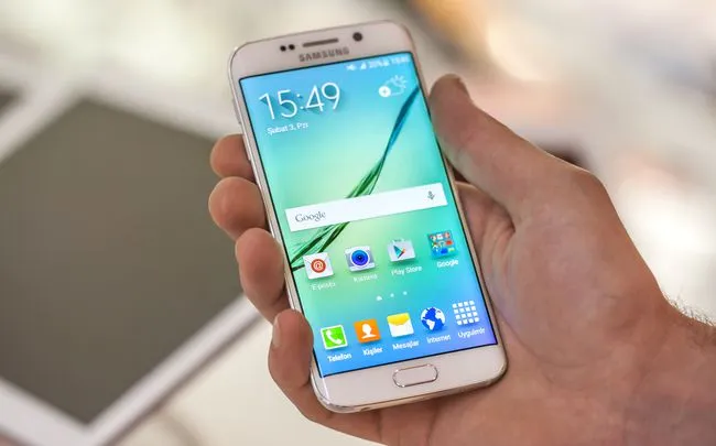 Крупный план руки, держащей смартфон Samsung Galaxy S6 Android